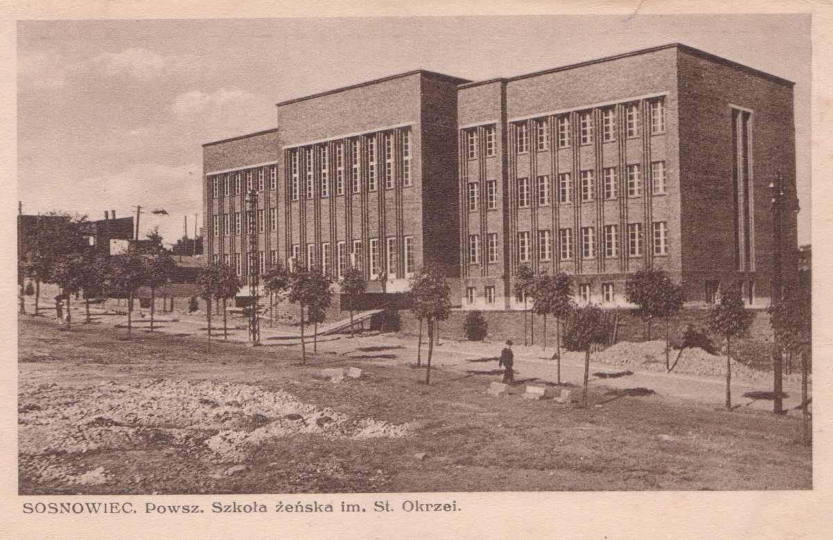 Szkoła dawniej - budynek szkoły z zewnątrz