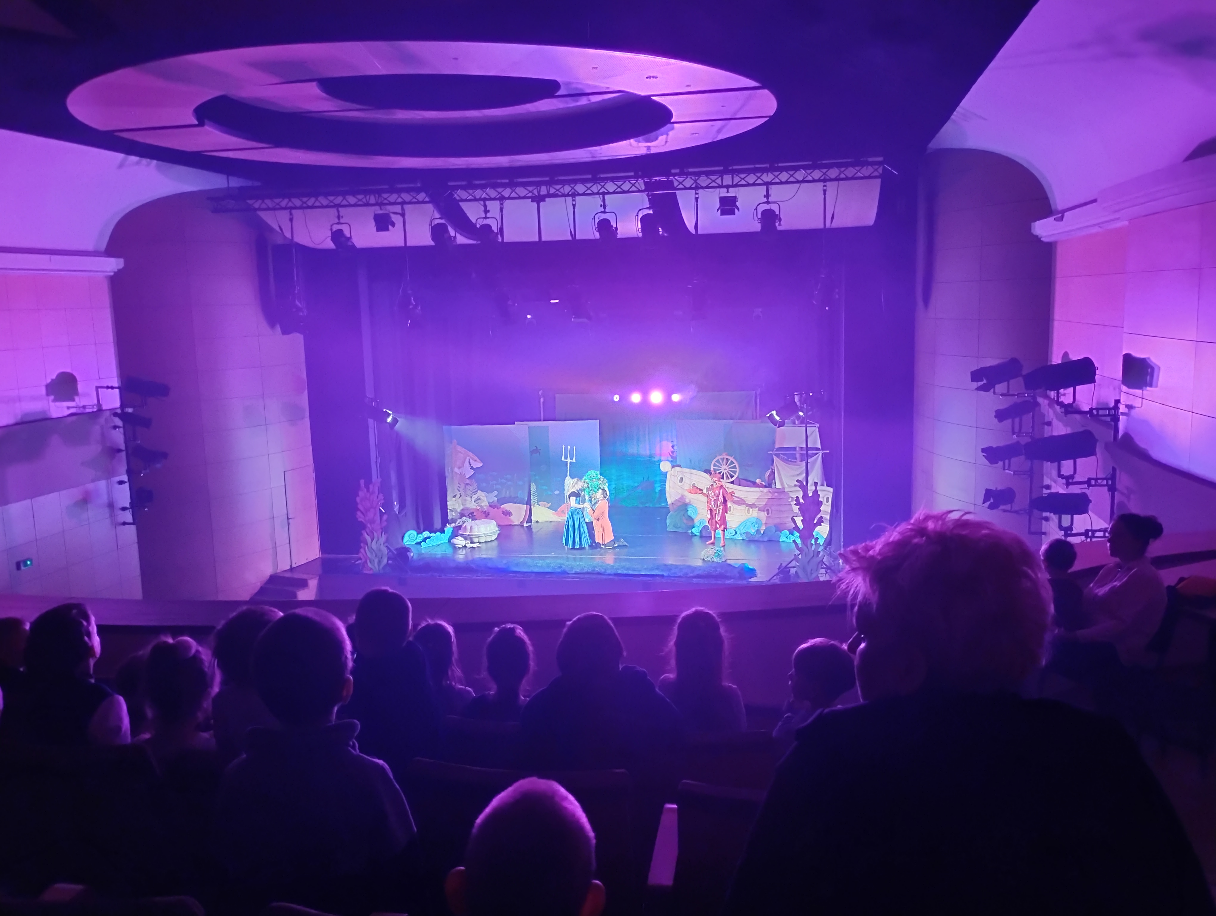 Wyjście uczni&oacute;w kl. I - III na&nbsp;przedstawienie "O małej syrence w&nbsp;niejednej piosence"