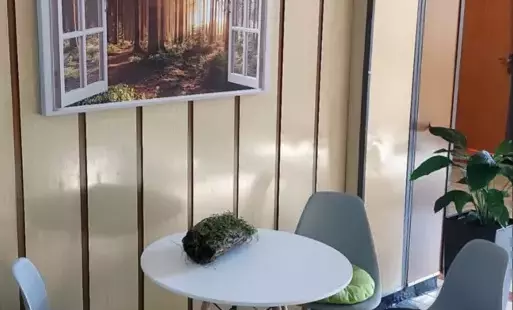 Zdjęcie do Okno na las na wprost z korytarza